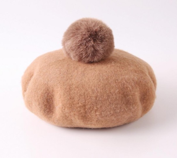 Boina infantil con pompón marrón claro Boina infantil con pompón marrón claro