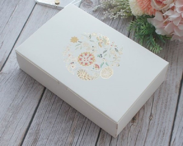 Boîte cadeau avec des fleurs 10 pcs L