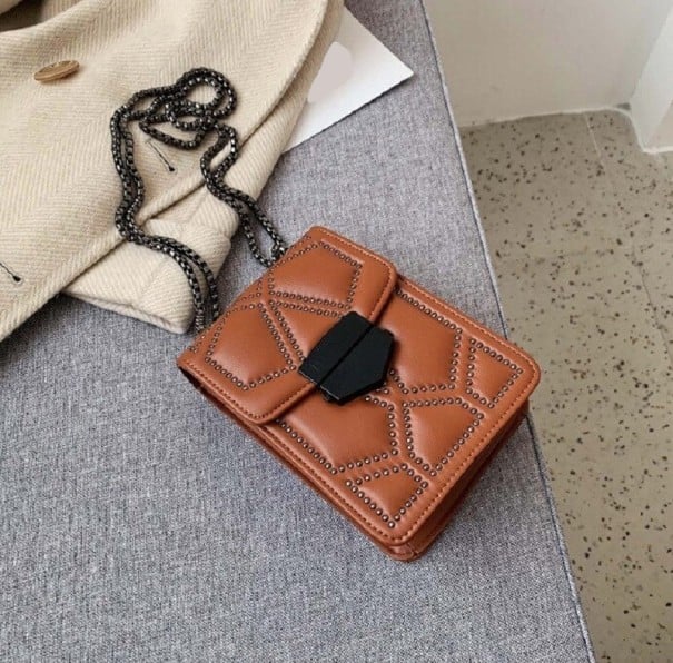Bolsa crossbody feminina com costura geométrica e tachas metálicas Fecho com aba em metal Correia de corrente em pele PU 18 x 13,5 x castanho