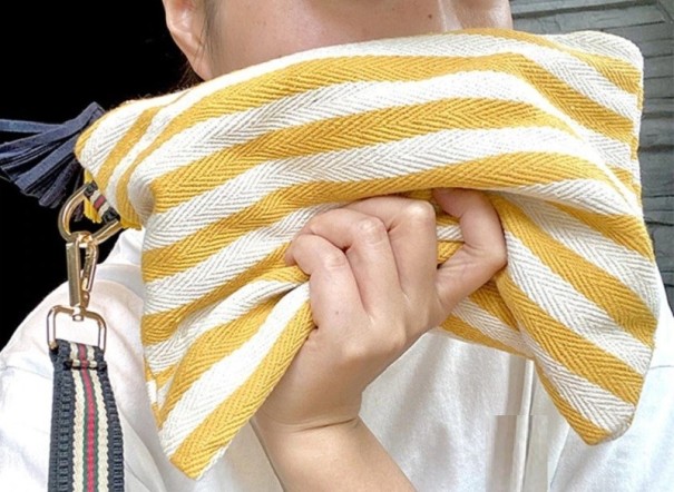 Bolsa de cosméticos feminina com padrão às riscas e pompom decorativo Estojo de tecido com fecho de correr e argola metálica para cosméticos amarelo