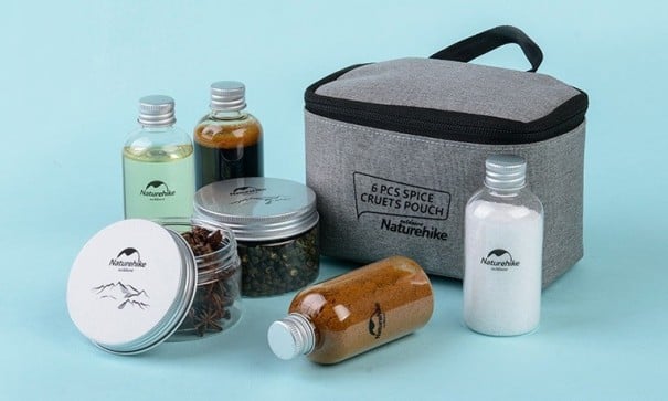 Bolsa de viagem para temperos para grelhados e piqueniques na natureza Com 4 frascos transparentes e 2 recipientes Bolsa cinza com fecho 15 x 8 x 9,5 1