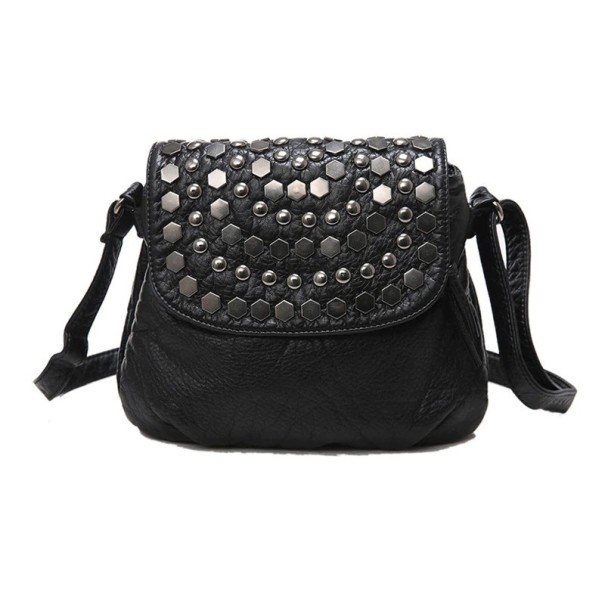 Bolsa preta feminina de ombro com aba decorada com tachas metálicas. Couro sintético com superfície enrugada. Alça de ombro fina 25 x 20 cm 1