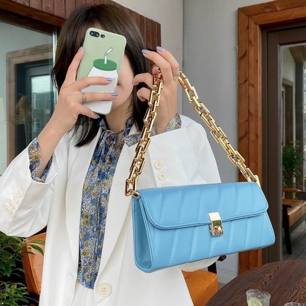 Bolso baguette para mujer de piel sintética Azul claro con acolchado longitudinal Cadena dorada maciza sobre el hombro Solapa con hebilla metálica 1