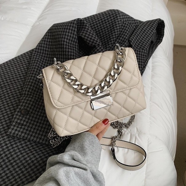Bolso crossbody para mujer con solapa de cuero PU Acolchado en forma de rombo Cadena maciza como asa Cierre metálico Dimensiones 23 x 16 x 8 beige