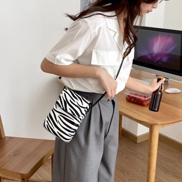 Bolso de mano para mujer con estampado de cebra 1