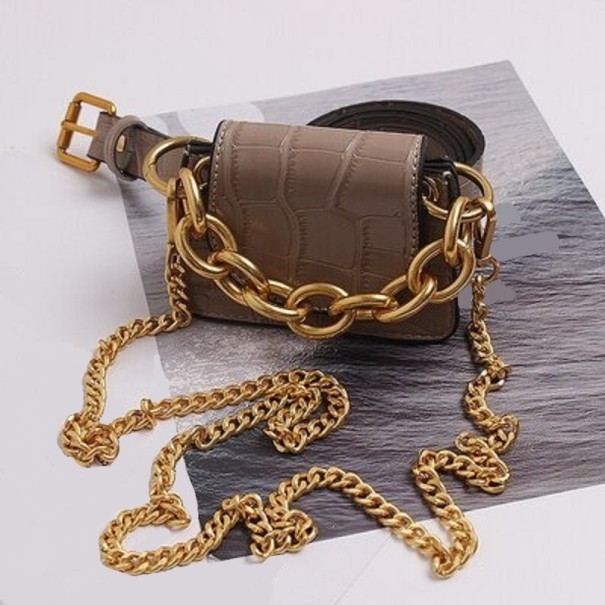 Bolso de mujer en el cinturón caqui