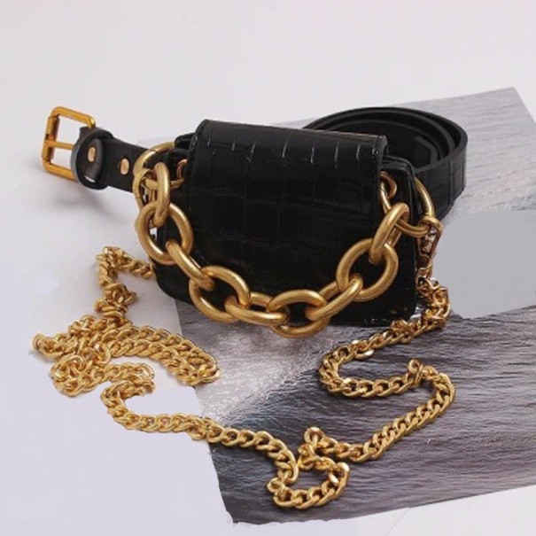 Bolso de mujer en el cinturón negro