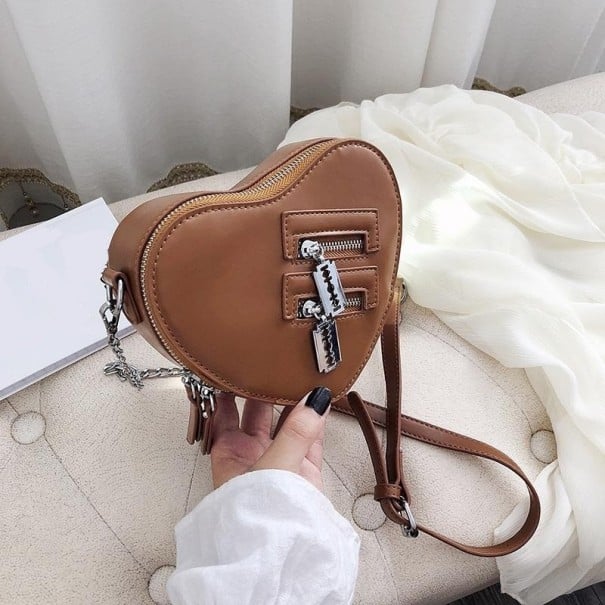 Bolso de mujer en forma de corazón de cuero sintético con larga correa de hombro Dos bolsillos frontales con cremallera Cadena decorativa marrón