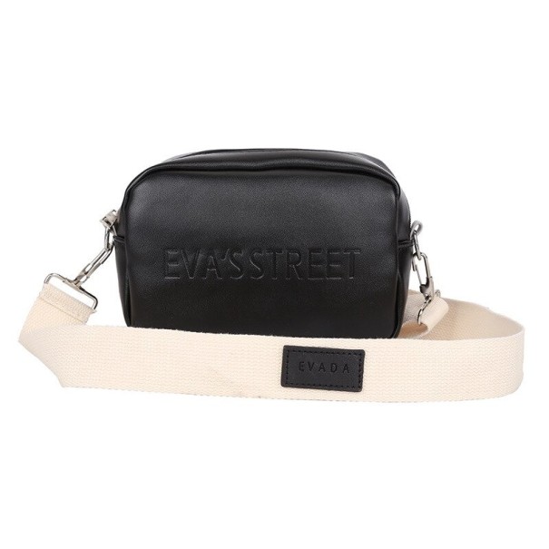 Bolso pequeño de mujer para llevar al hombro o cruzado. Forma rectangular con inscripción en relieve. Amplia correa de tela. Cuero sintético 18 negro