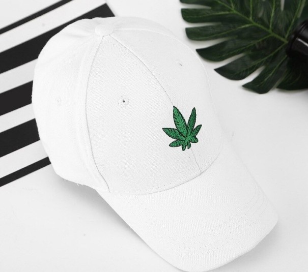 Boné com estampado T74 branco