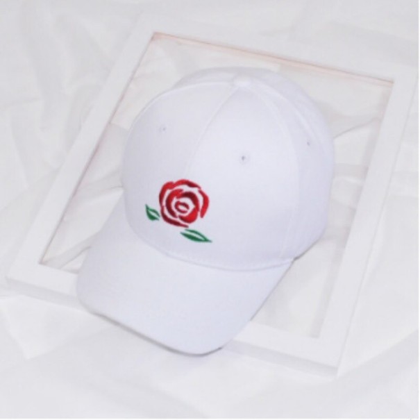 Boné com rosa branco