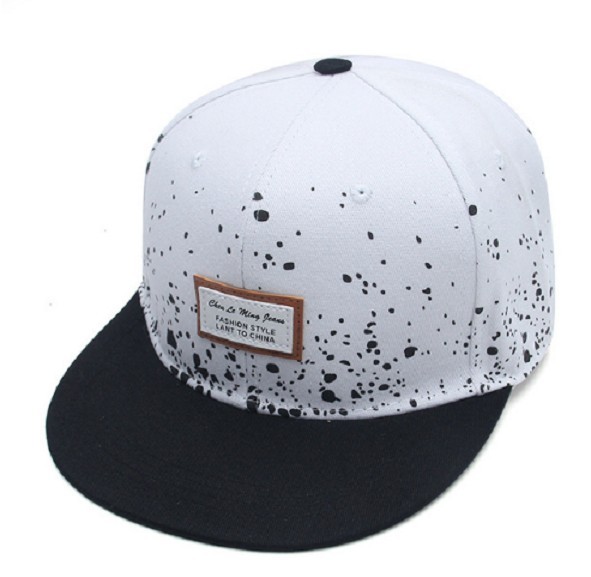 Boné snapback estiloso com manchas J1625 branco