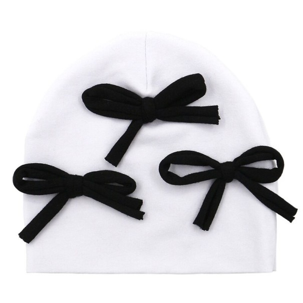 Bonnet d'enfant avec des nœuds 13