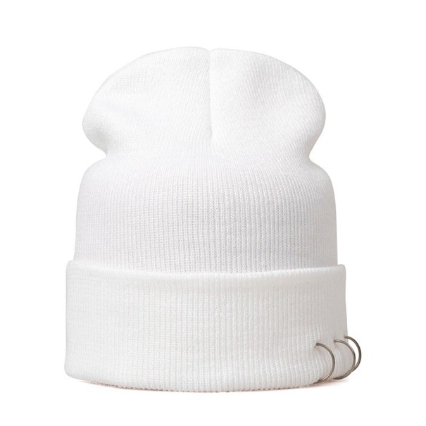 Bonnet d'hiver pour femmes avec des anneaux blanc