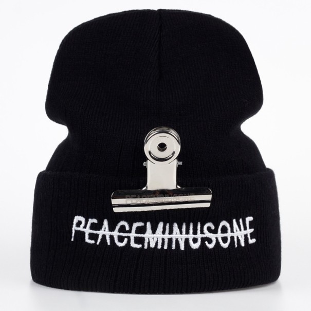 Bonnet noir d'hiver avec inscription 1