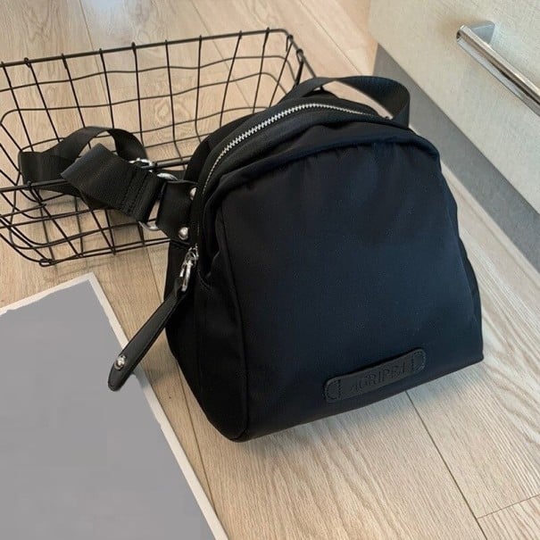 Borsa a tracolla da donna per uso quotidiano Forma arrotondata con chiusura a zip Ampio cinturino in tessuto Nylon e poliestere 22 x 20 x 12 cm 1