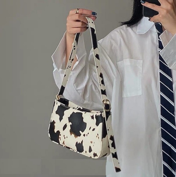 Borsa a tracolla piccola da donna a forma di baguette in ecopelle Motivo a macchie di mucca Cinturino con fibbia in metallo Forma stretta 24 x 12 x 1