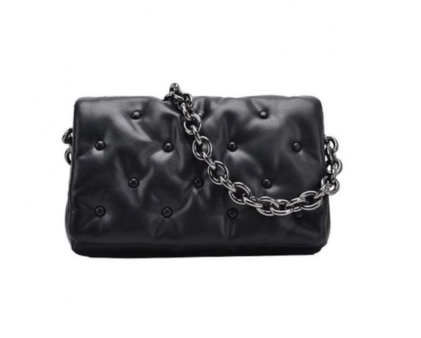 Borsa da donna imbottita con patta e catena a maglie massicce Superficie morbida arricciata con bottoni decorativi Forma rettangolare nero
