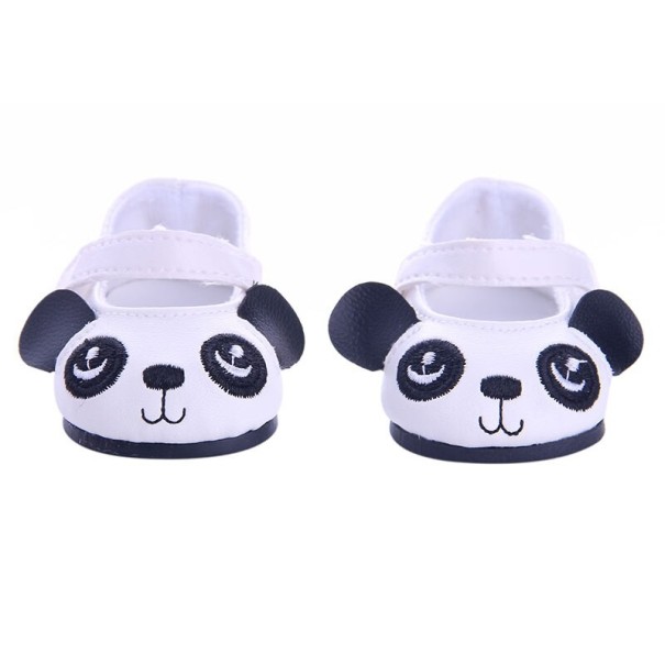 Botas para boneca até 43 cm com motivo de panda Rosto bordado e orelhas pretas na ponta Fivela sobre o peito do pé Cor branca e sola preta 1