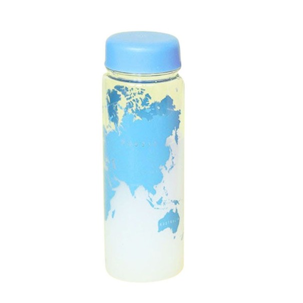 Botella de viaje con mapa del mundo azul