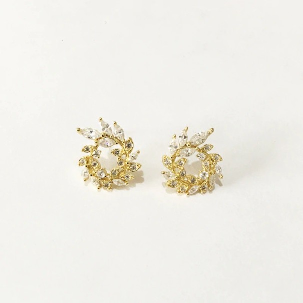 Boucles d'oreilles à clou pour femmes avec des feuilles doré