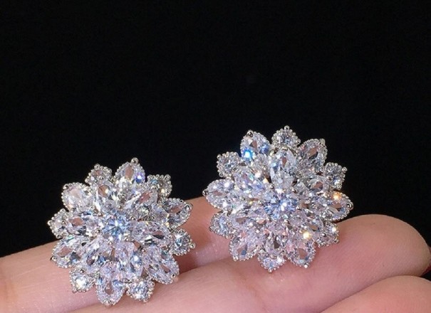 Boucles d'oreilles à clou pour femmes en forme de fleur avec pierres argenté