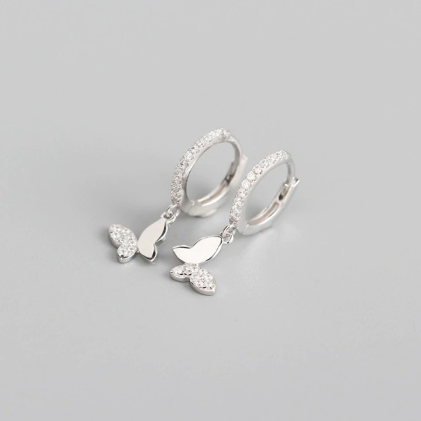 Boucles d'oreilles circulaires pour femmes avec papillon argenté