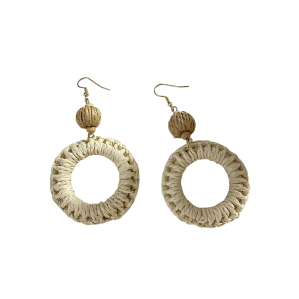 Boucles d'oreilles pendantes rondes avec un cercle tressé beige et une perle en bois au look naturel pour un usage quotidien 1