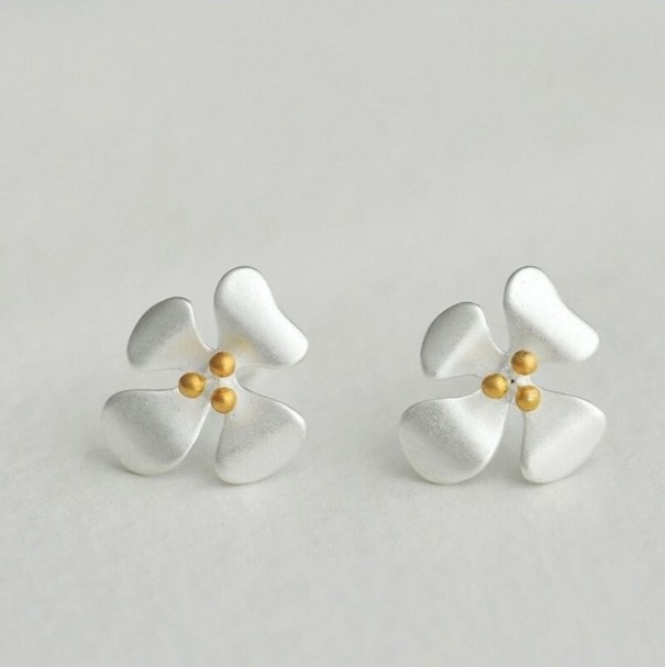 Boucles d'oreilles pour femmes avec des fleurs 9