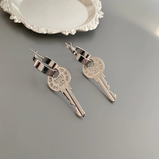 Boucles d'oreilles pour femmes en forme de cerceau avec clé argenté