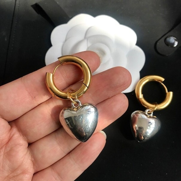 Boucles d'oreilles rondes pour femmes avec cœur argenté