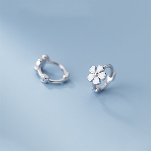 Boucles d'oreilles rondes pour femmes avec des fleurs G824 argenté