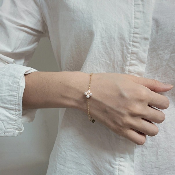 Bracciale femminile delicato con perle 1