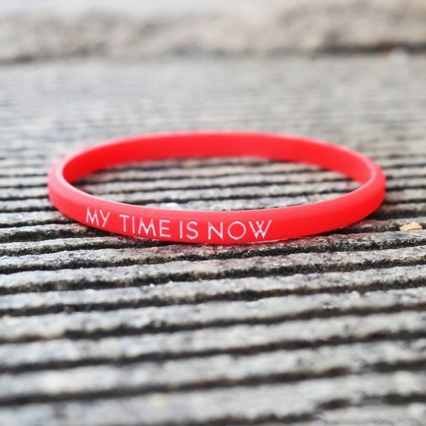 Bracciale in silicone con scritta H493 rosso