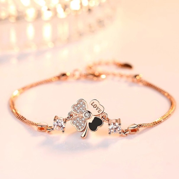 Bracelet Femme avec un Trèfle à Quatre Feuilles vieux rose