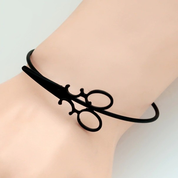 Bracelet ouvert pour femme avec des ciseaux noir