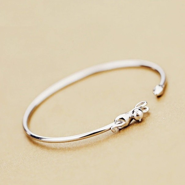 Bracelet ouvert pour femme avec un chat 1