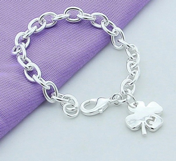Bracelet pour femme avec pendentif trèfle à quatre feuilles 1