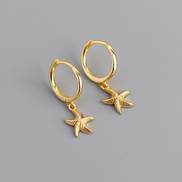Brincos de argola com estrela-do-mar dourado