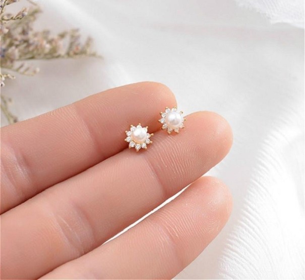 Brincos de Mulher em Forma de Flor dourado