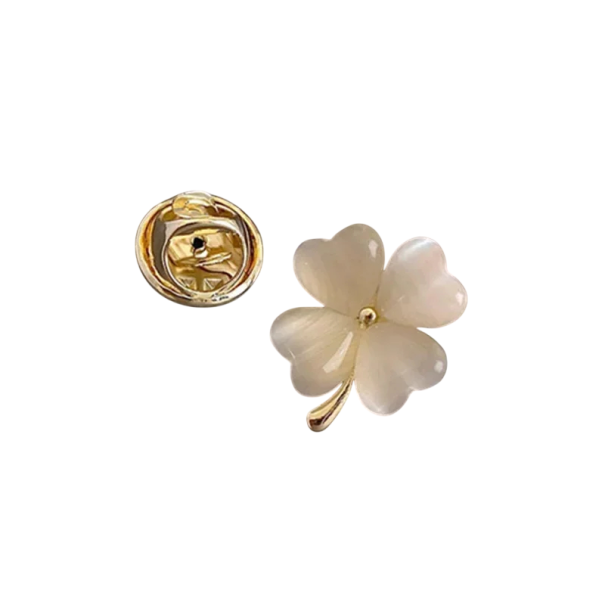 Broche de moda de tamaño compacto Trébol Broche de metal elegante en forma de trébol Accesorio estiloso para chaquetas, abrigos y vestidos blanco
