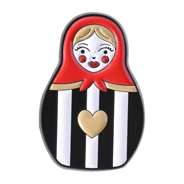 Broche émaillée dessinée personnage russe poupée avec cœur insigne en métal noir et blanc avec écharpe rouge accessoire de vêtement 1