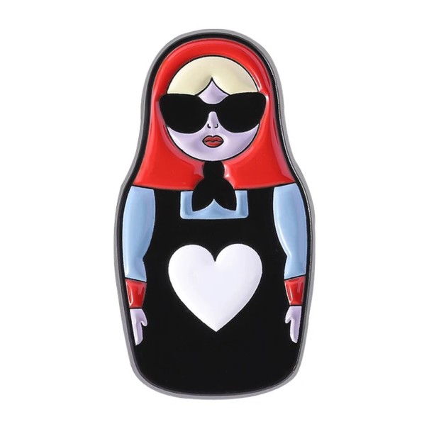 Broche émaillée stylisée inspirée d'une matriochka avec un cœur insigne en métal coloré accessoire de mode pour vêtements sac à dos revers 1