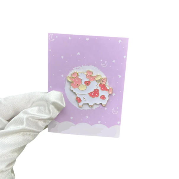 Broche émaillée vache dessinée avec motif floral insigne en métal blanc-rose design fantasy accessoire pour sac à dos vêtements revers 1