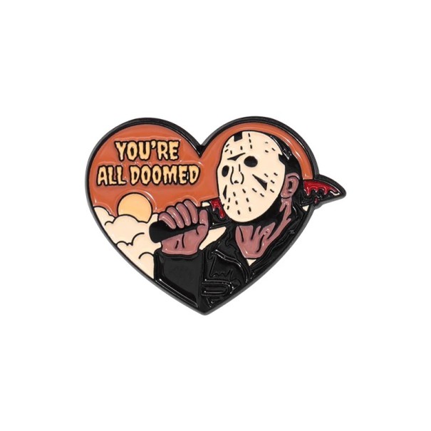 Broche metálico de personagem de horror com máscara e faca em forma de coração cca 3,3 x 2,5 cm pin distintivo multicolorido com a inscrição You’re All Doomed acessório 1