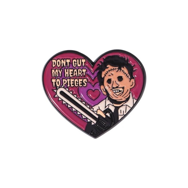 Broche metálico de personagem de horror com motosserra em forma de coração cca 3 x 2,5 cm pin emblema multicolorido com a inscrição Don’t Cut My Heart acessório 1