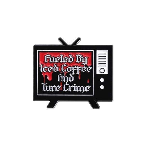Broche metálico retro TV com o texto Iced Coffee True Crime emblema esmaltado preto vermelho pin para roupa mochila acessório de horror 1