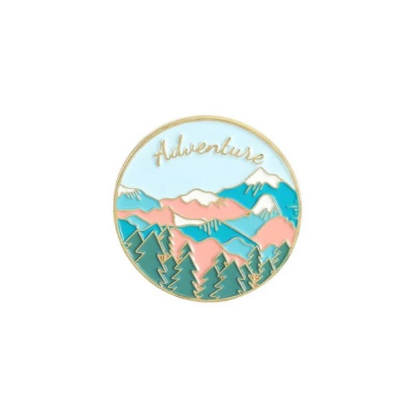 Broche pin Adventure motief bergen bos rond metalen meerkleurig accessoire voor rugzak kleding wandelen natuur outdoor stijl 1