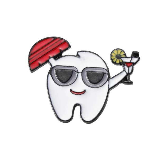Broche pin dente com óculos e bebida em metal branco emblema para roupa mochila saco acessório divertido com tema de dente 1