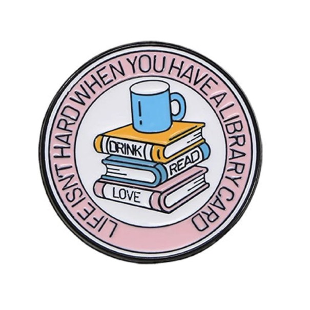 Broche ronde avec des livres et une tasse Life isn’t hard when you have a library card épingle en métal rose badge multicolore pour vêtements sac à dos 1